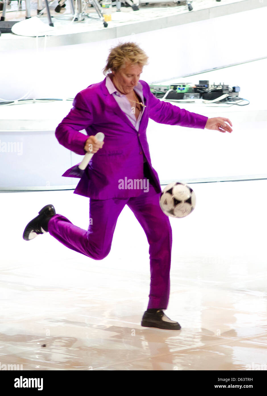 Rod Stewart pateando una pelota de fútbol Rod Stewart en vivo y en directo  su "Corazón y Alma" tour en el Madison Square Garden de Nueva York  Fotografía de stock - Alamy