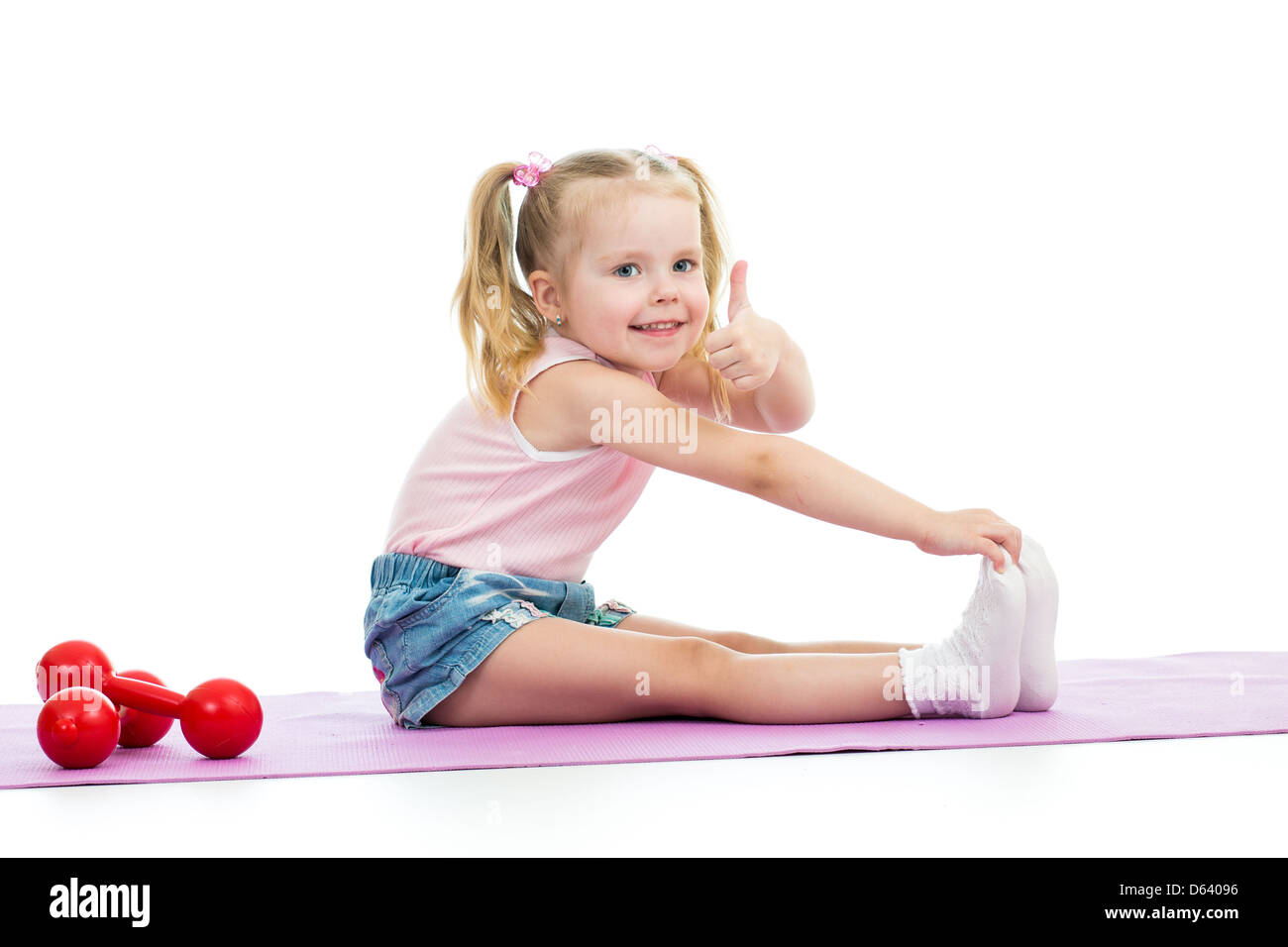 Niño Niña haciendo ejercicios y mostrando el pulgar hacia arriba Foto de stock