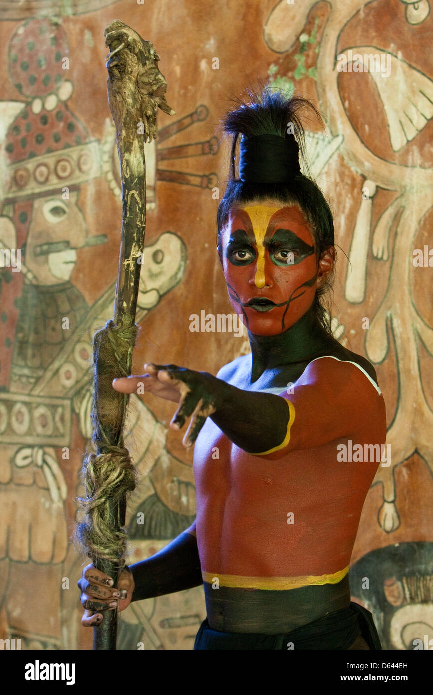 Bailarina maya representa una sonaja o serpiente Serpiente coral. Xcaret, Riviera Maya, Yucatán, México. Foto de stock
