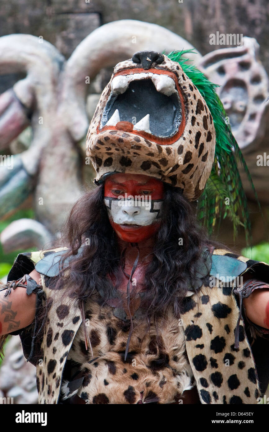 Bailarín representando a Dios guerrero maya Ek Balam (Jaguar), en la cultura maya prehispánica. Xcaret, Riviera Maya, Yucatán, México. Foto de stock