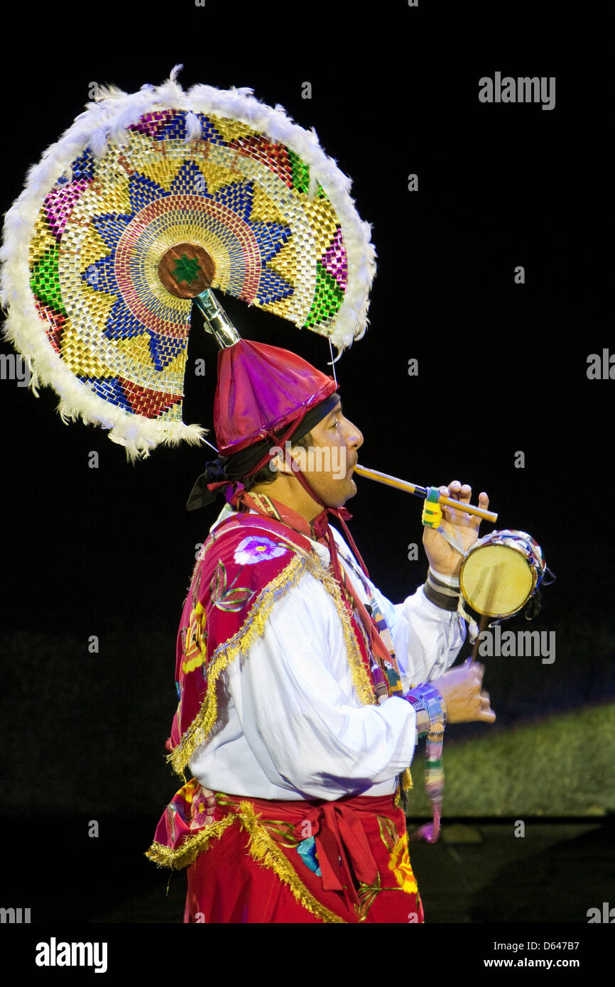 La flauta y el tambor en el rendimiento reproductor de 'México espectacular', Xcaret, Playa del Carmen, Riviera Maya, Yucatán, México. Foto de stock