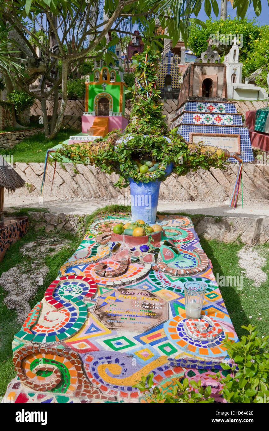 Cementerio Mexicano, compuesto de réplicas de auténticas tumbas de todo