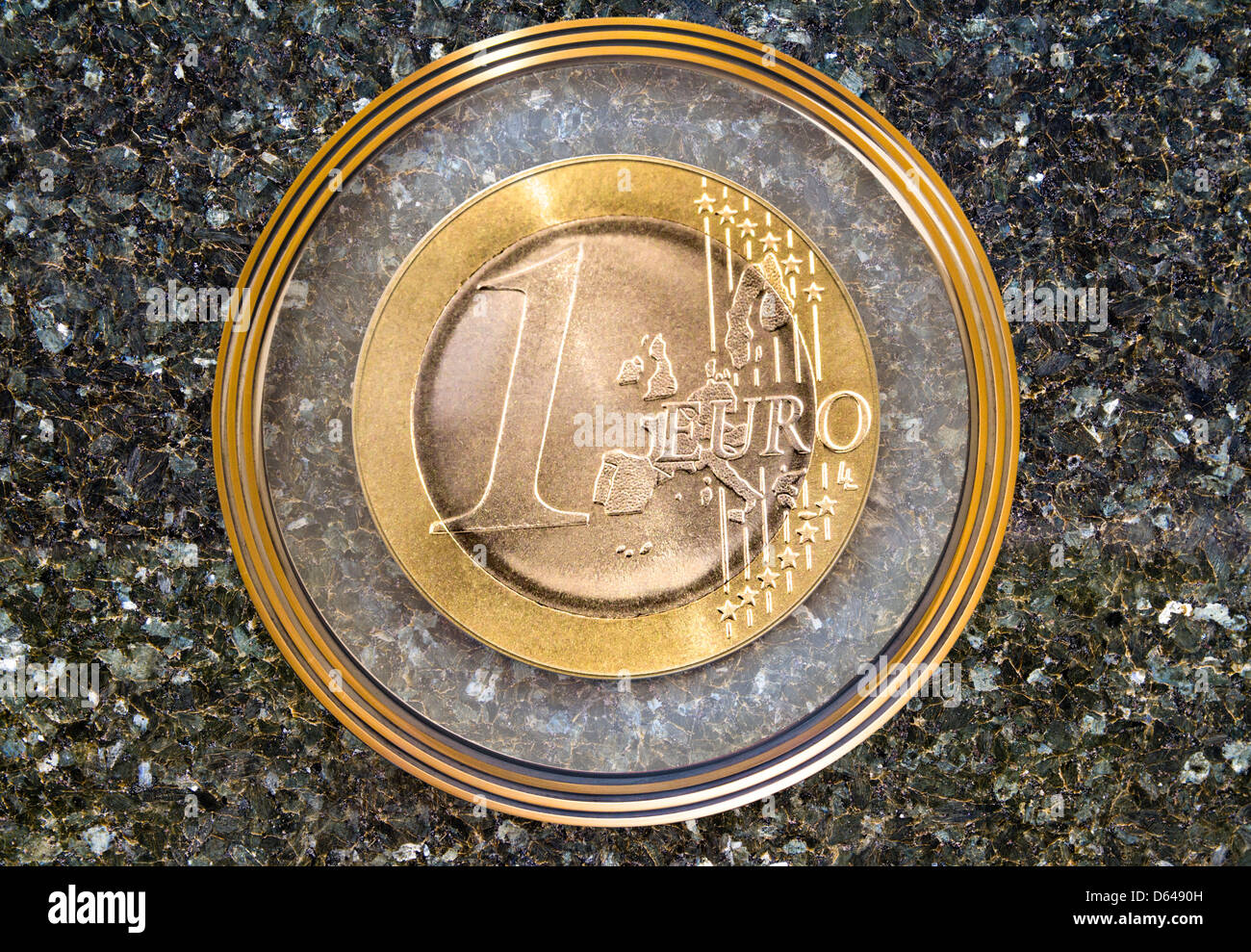 Moneda Euro como escudo en placa de mármol Foto de stock