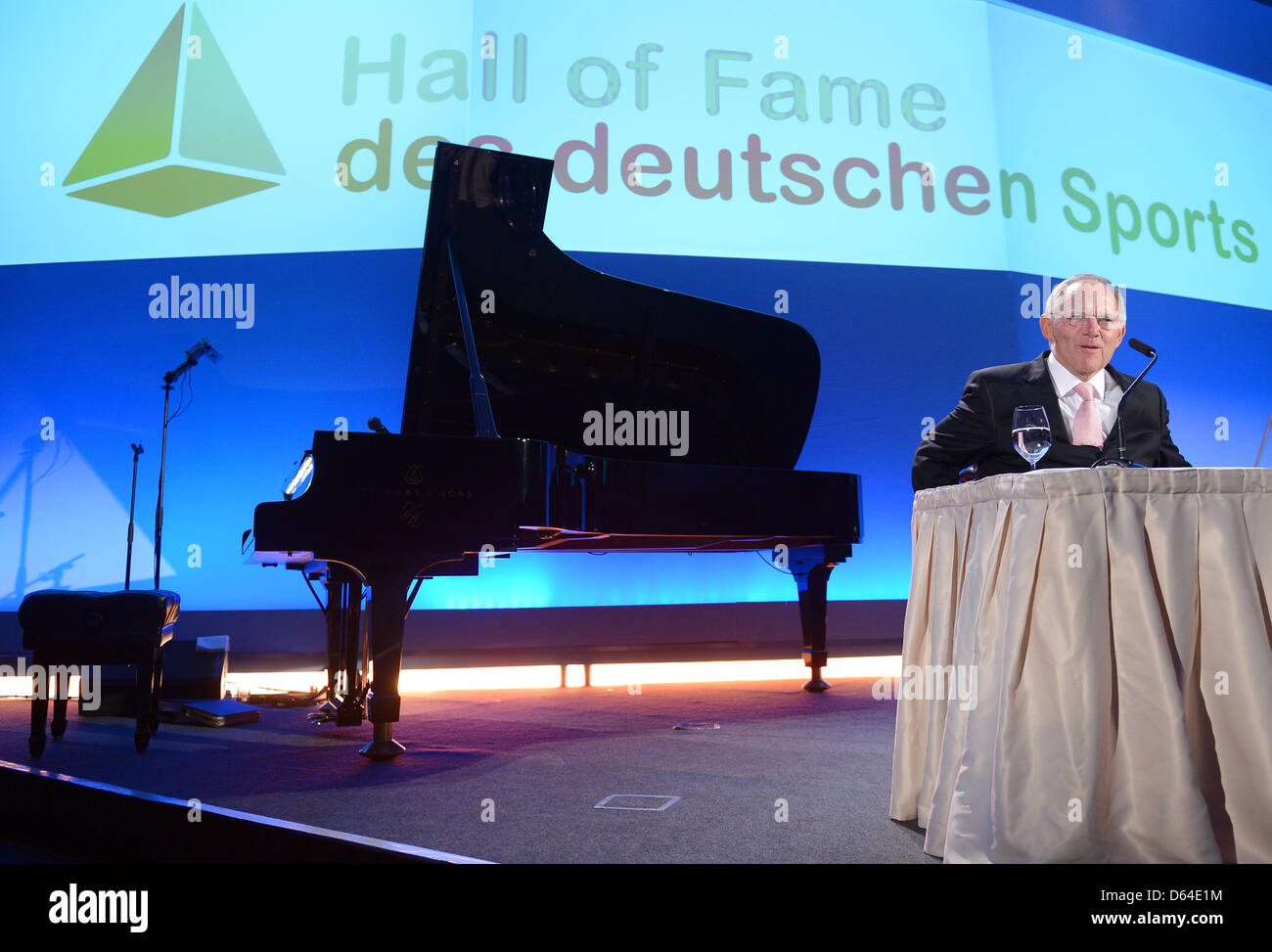 Bundesfinanzminister Wolfgang Schäuble (CDU) hält am Freitag (25.05.2012) en Berlín bei der Goldenen Sportpyramide Verleihung der 'laudatio' die für die Jahresaufnahme fünf der Neuen Mitglieder en morir "Hall of Fame des deutschen Sports'. Mit der Auszeichnung werden herausragende Persönlichkeiten aus dem deporte für ihr Lebenswerk geehrt. Foto: Britta Pedersen dpa/lbn Foto de stock