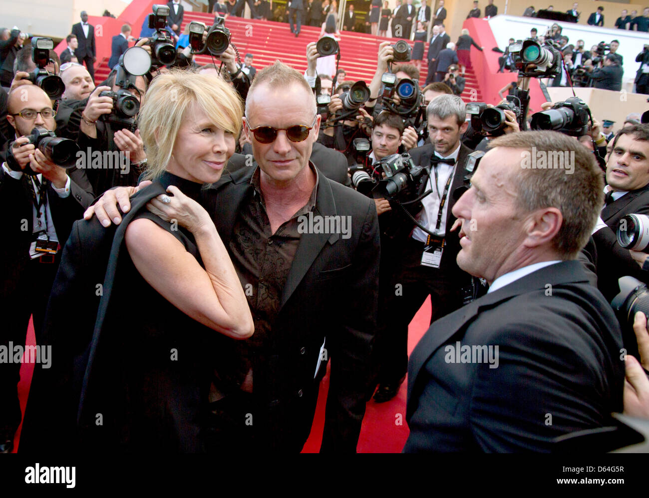 El cantante Sting y su esposa Trudie Styler llegue al estreno de 'Mud' durante la 65ª edición del Festival de Cannes en el Palais des Festivals en Cannes, Francia, el 26 de mayo de 2012. Foto: Hubert Boesl Foto de stock