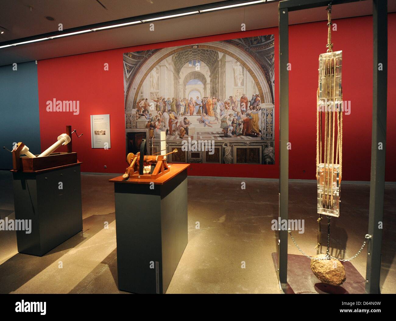 Un tornillo de Arquímedes (L-R), una catapulta y una polea se exhiben en la  exposición "El código de Arquímedes - Tras las huellas de un genio' en el  Roemer y Pelizaeus Museum