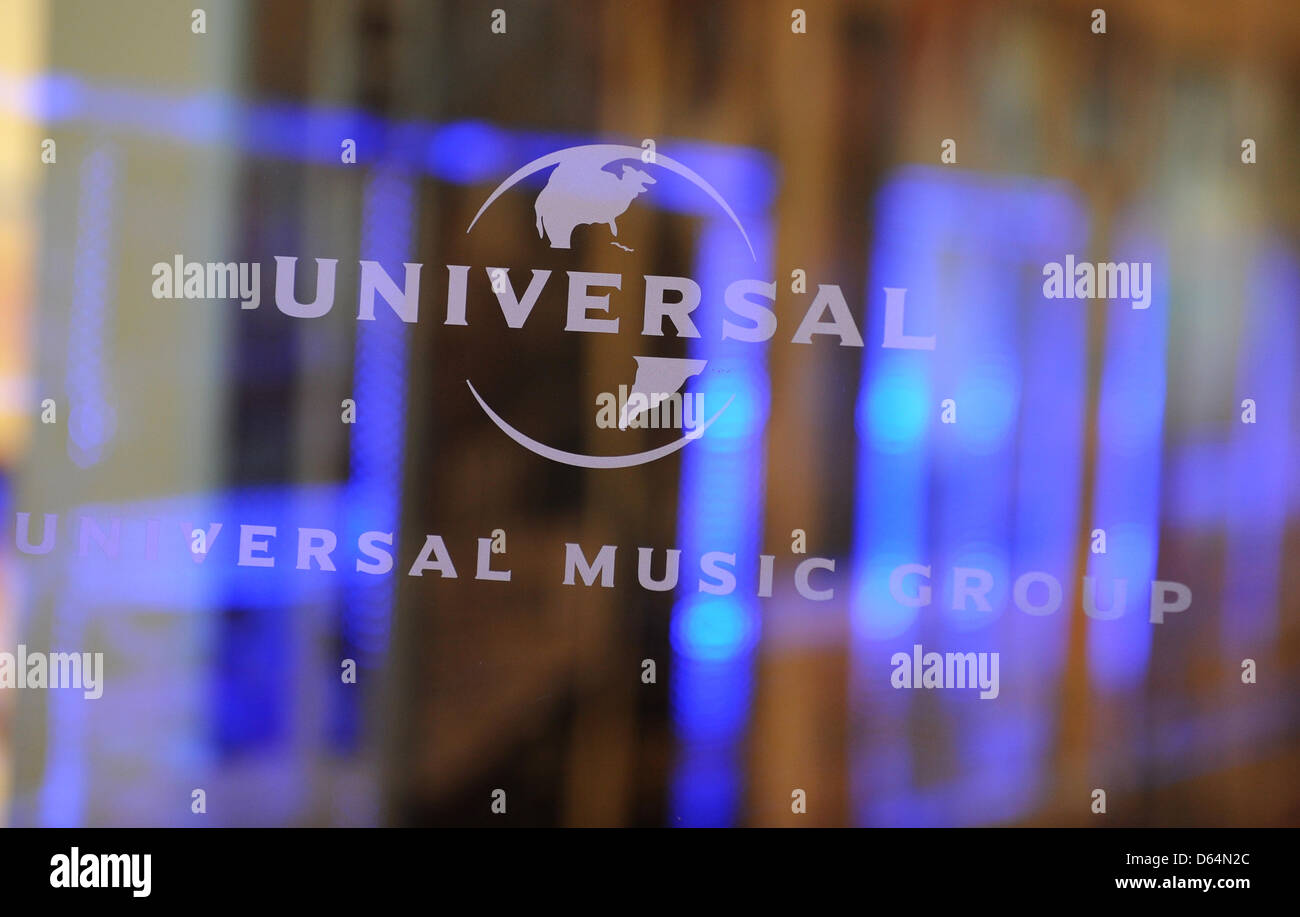 El logotipo de la empresa discográfica Universal Music es representada por una puerta de cristal en la sede de la compañía en Stralauer Allee en Berlín, Alemania, el 31 de mayo de 2012. Foto: Jens Kalaene Foto de stock
