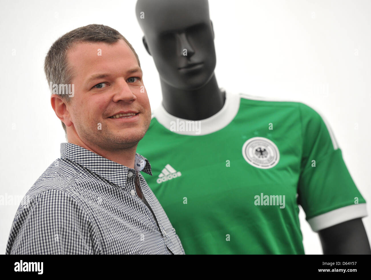 Bjoern Jaeger, Jefe de diseño de la camiseta de fútbol de adidas, posa  junto a la Alemana Away Jersey después de una conferencia de prensa del  patrocinador del equipo nacional de fútbol