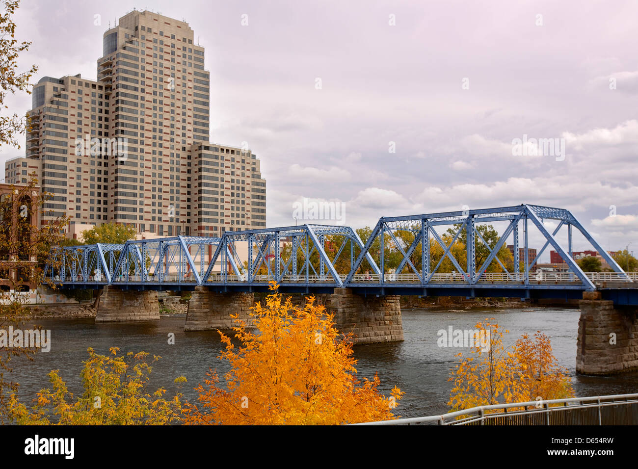 El Puente azul en el centro de la ciudad de Grand Rapids, Michigan Foto de stock