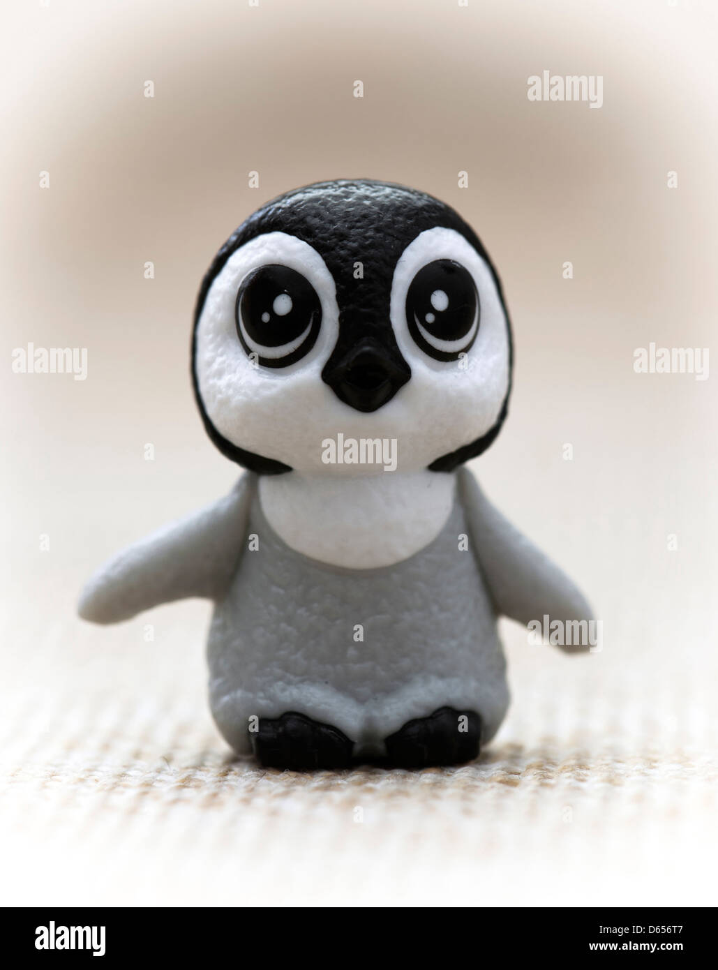 Figurilla de juguete de plástico - pingüino lindo cachorro Fotografía de  stock - Alamy