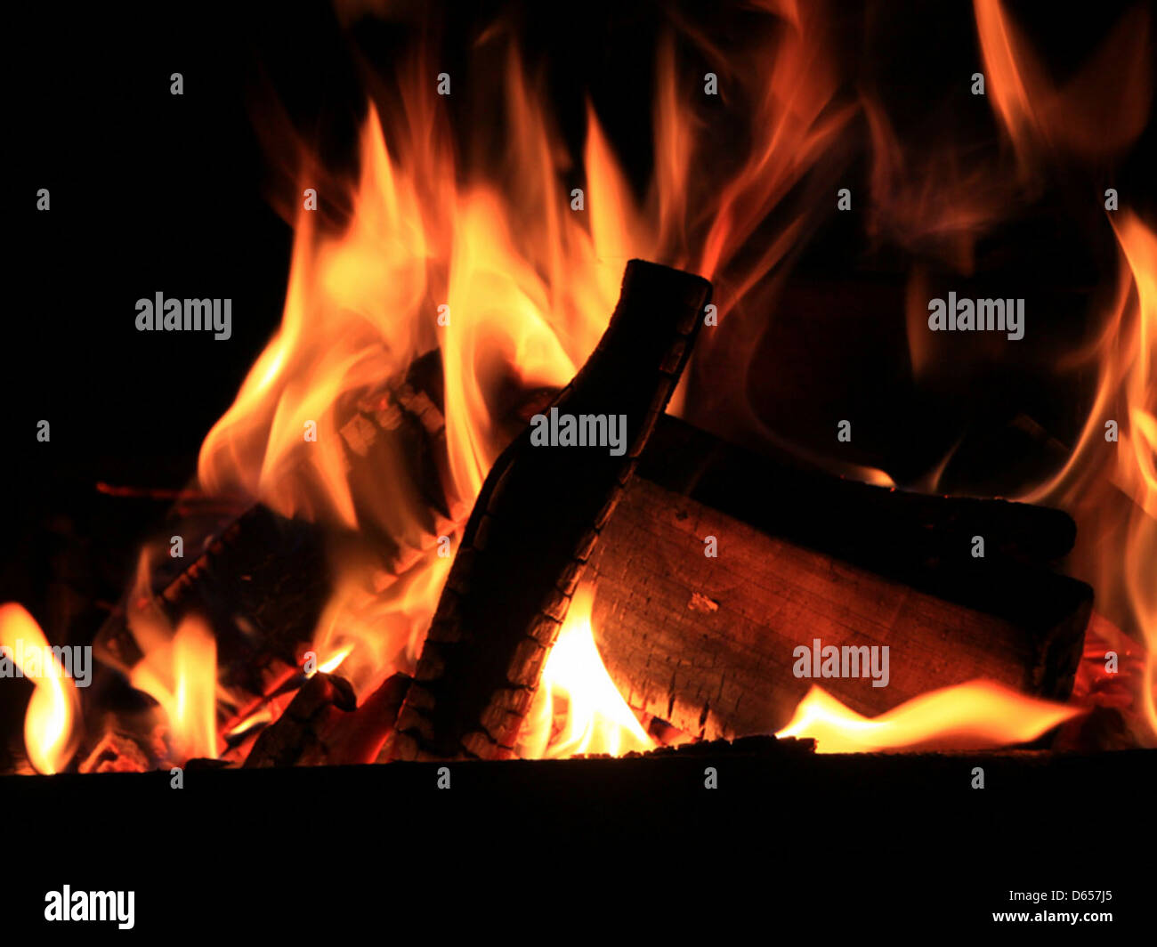 Fire-en-un-Barbecue-Grill New-Year-barbacoa  img 5383 Foto de stock