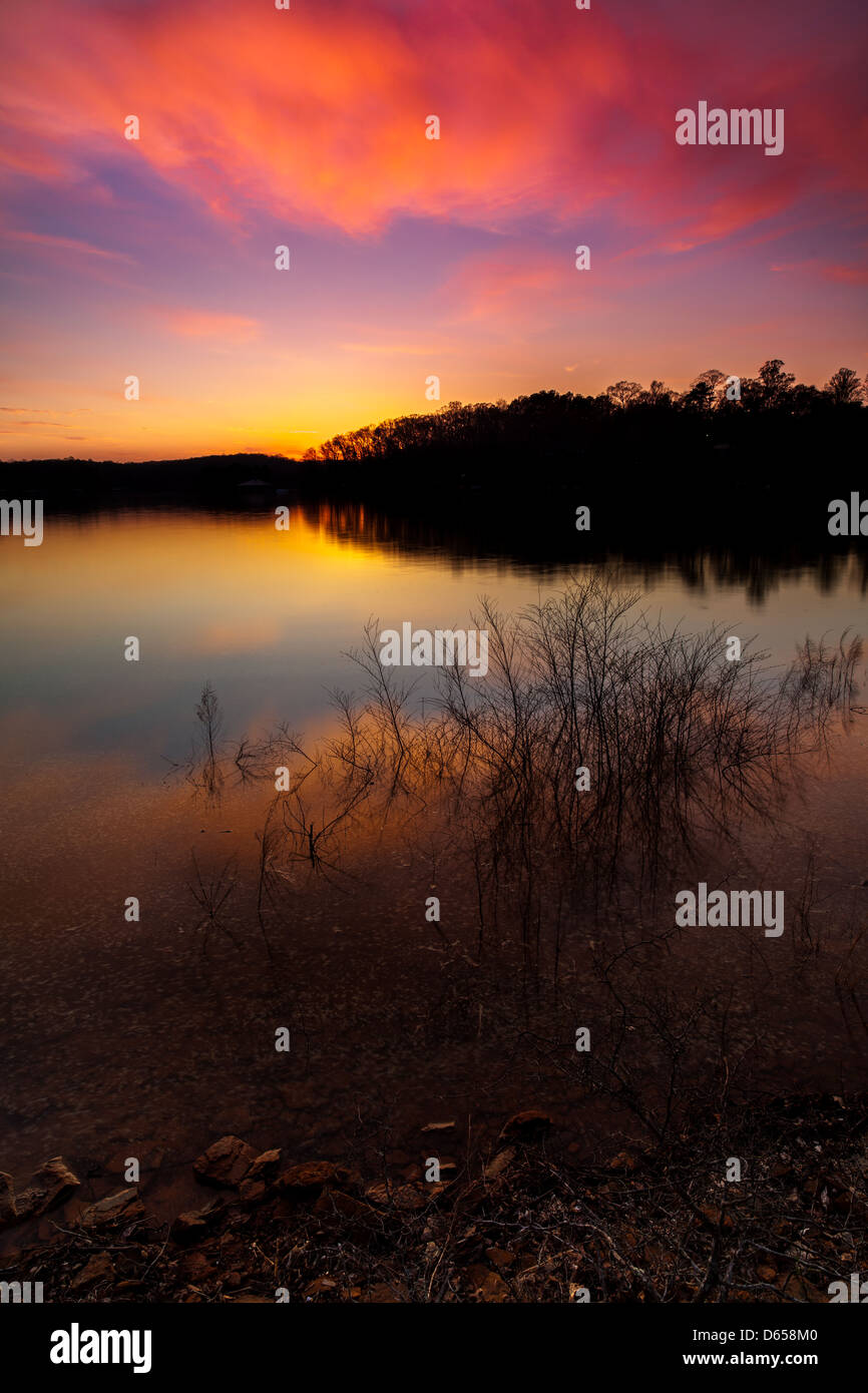 Este es un atardecer imagen tomada en el lado oeste de la guerra Hill Park, en el lago Lanier. guerra Hill Park es un parque grande en el extremo norte del lago Lanier en Dawsonville, ga. Tiene campings, playas, parrillas, etc. por la noche y los visitantes de día. Al parecer, hay planes para convertir el parque en un público marina, que no se sienta bien con muchos de los habitantes de la zona. Los signos pueden ser vistos en patios delanteros diciendo 'save guerra Hill Park". Desde un punto de vista fotográfico tiene algunas características muy interesantes y puede ser efectivamente shot en el amanecer y atardecer para grandes reflexiones. Foto de stock