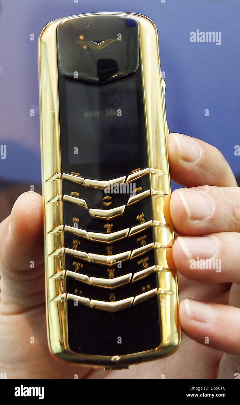 Archivo) Un 22 000 Euro Vertu Signature teléfono hecha de oro de 18k es  retratada en Hamburgo, Alemania, el 15 de agosto de 2008. Terminar de  compañía móvil Nokia vende la marca