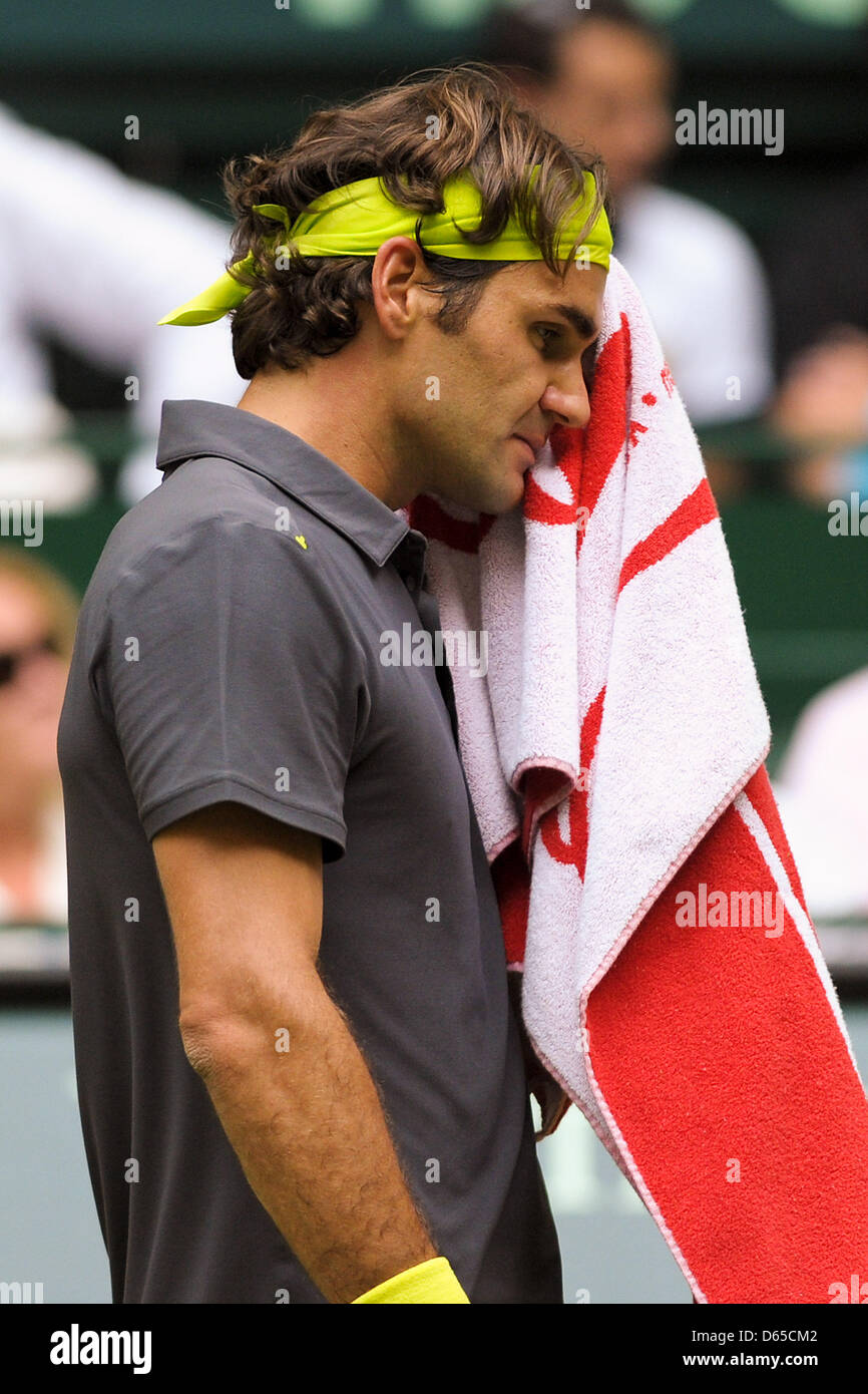 El tenista suizo Roger Federer toallitas su cara durante la final del Gerry Weber Open contra Haas de Alemania en Halle/Westfalen, Alemania, 17 de junio de 2012. Haas Federer apuesta 7:6 y 6:4 en dos sets. Foto: CHRISTIAN WEISCHE Foto de stock