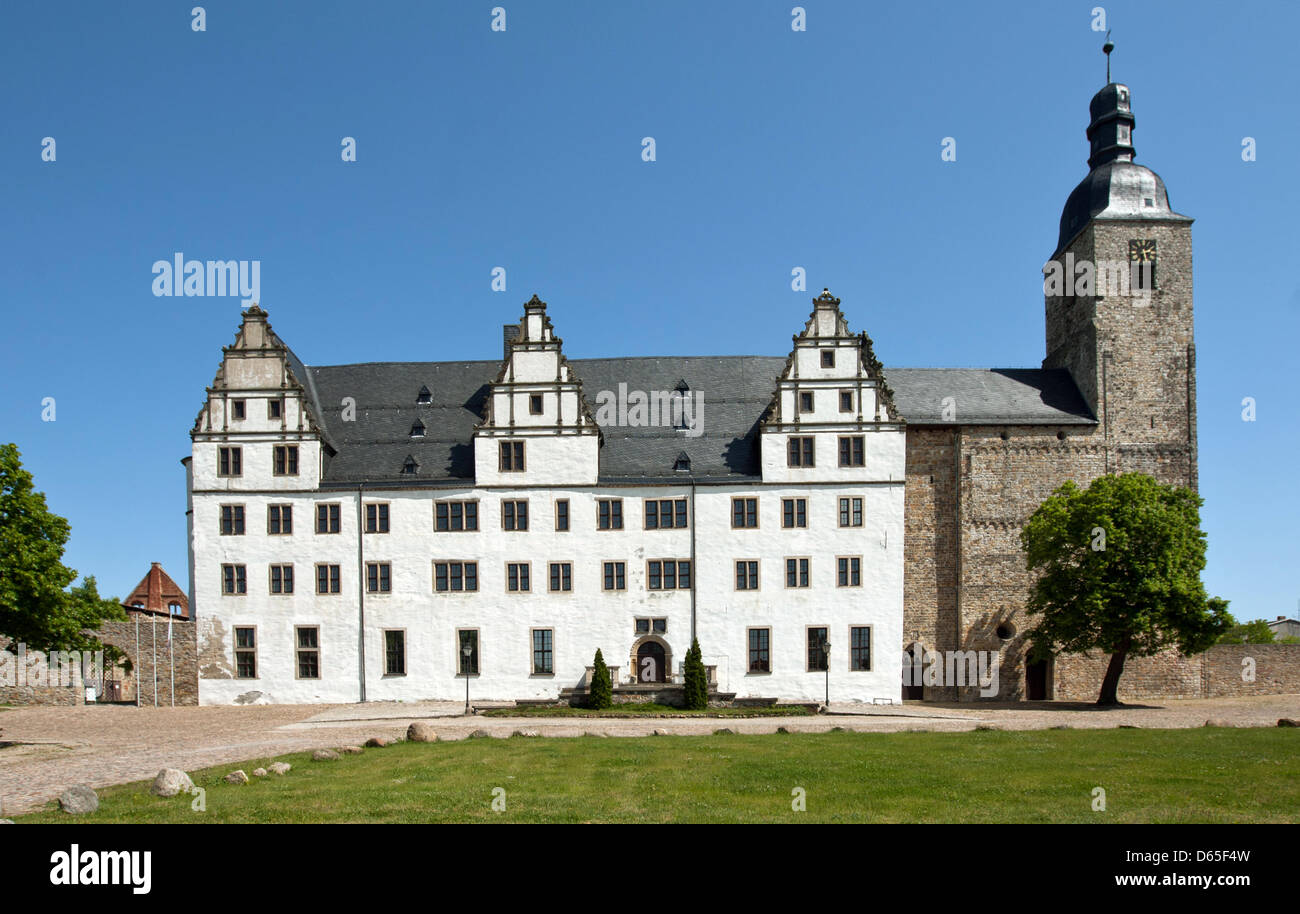 Castillo Leitzkau es retratada en un día soleado en Letzkau, Alemania, 20 de mayo de 2012. El antiguo edificio medieval fue construido como monasterio en 1133 y fue reconstruido por Hilmar von Muenchhausen en estilo renacentista Weser en 1564. Foto: Jens Wolf Foto de stock