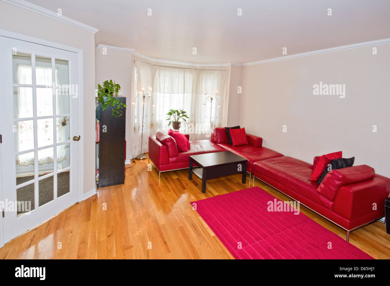 Cómodo y moderno salón rojo. Foto de stock