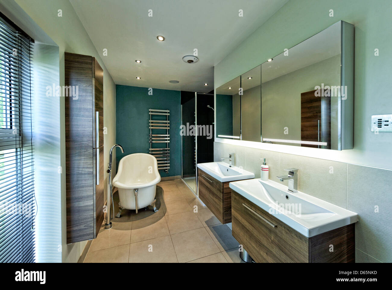 Un moderno cuarto de baño Foto de stock