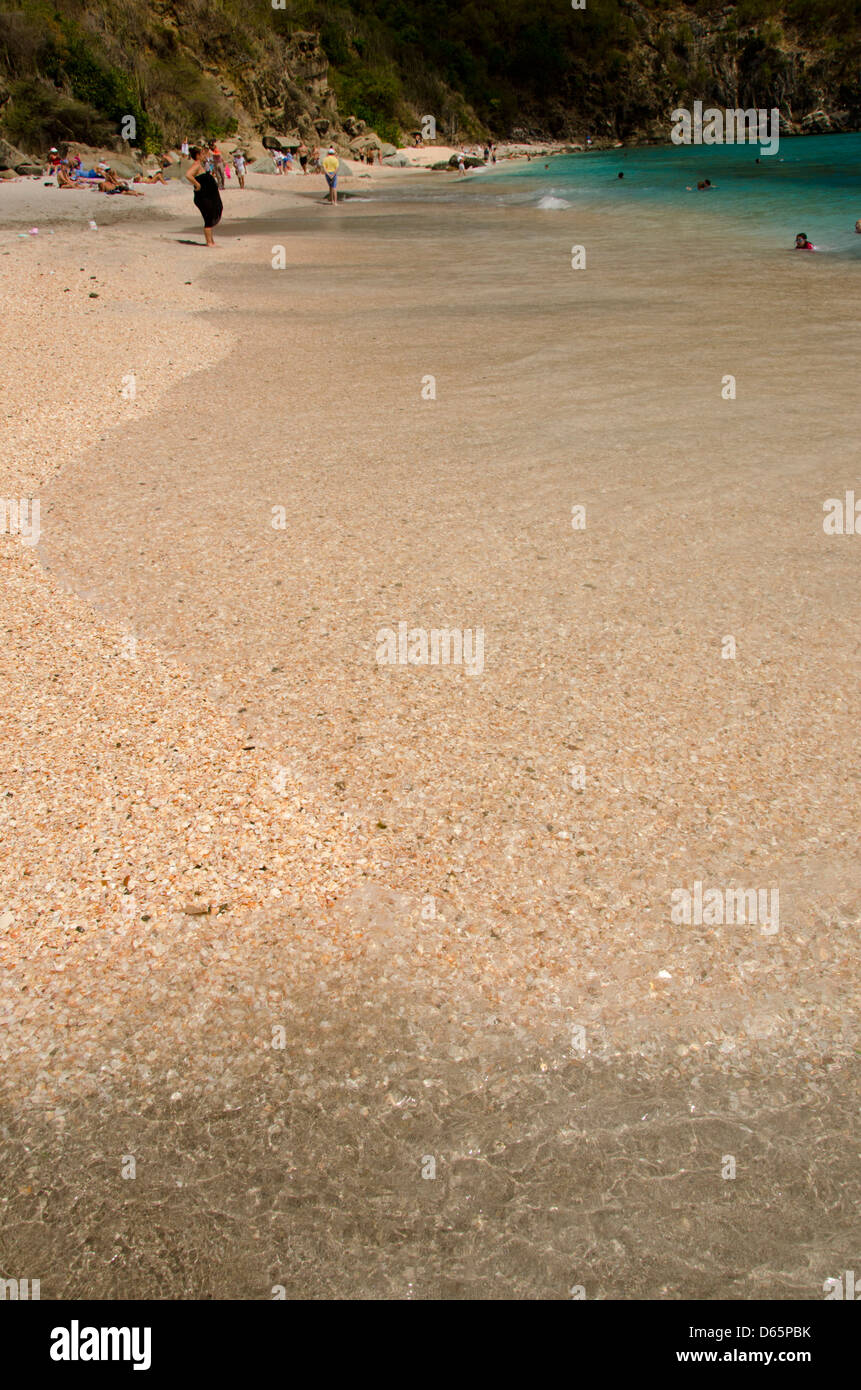 Antillas Francesas, la isla Caribeña de Saint Bartholemy (aka Saint Barts). Ciudad Capital de Gustavia, Shell Beach. Foto de stock