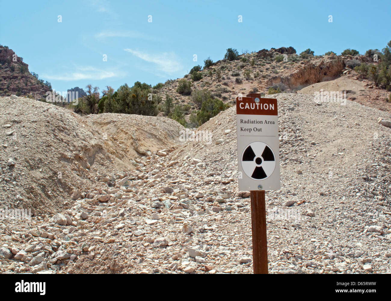 El Parque Nacional del Gran Cañón, Arizona - un cartel advierte a los excursionistas lejos de una vieja mina en Horseshoe Mesa preocupaciones debido a la radiación. Foto de stock