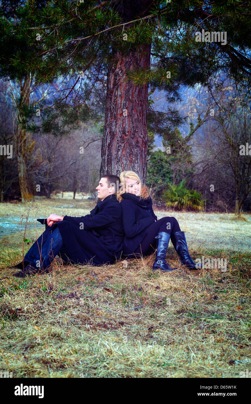 Una pareja está sentado bajo un árbol Fotografía de stock - Alamy