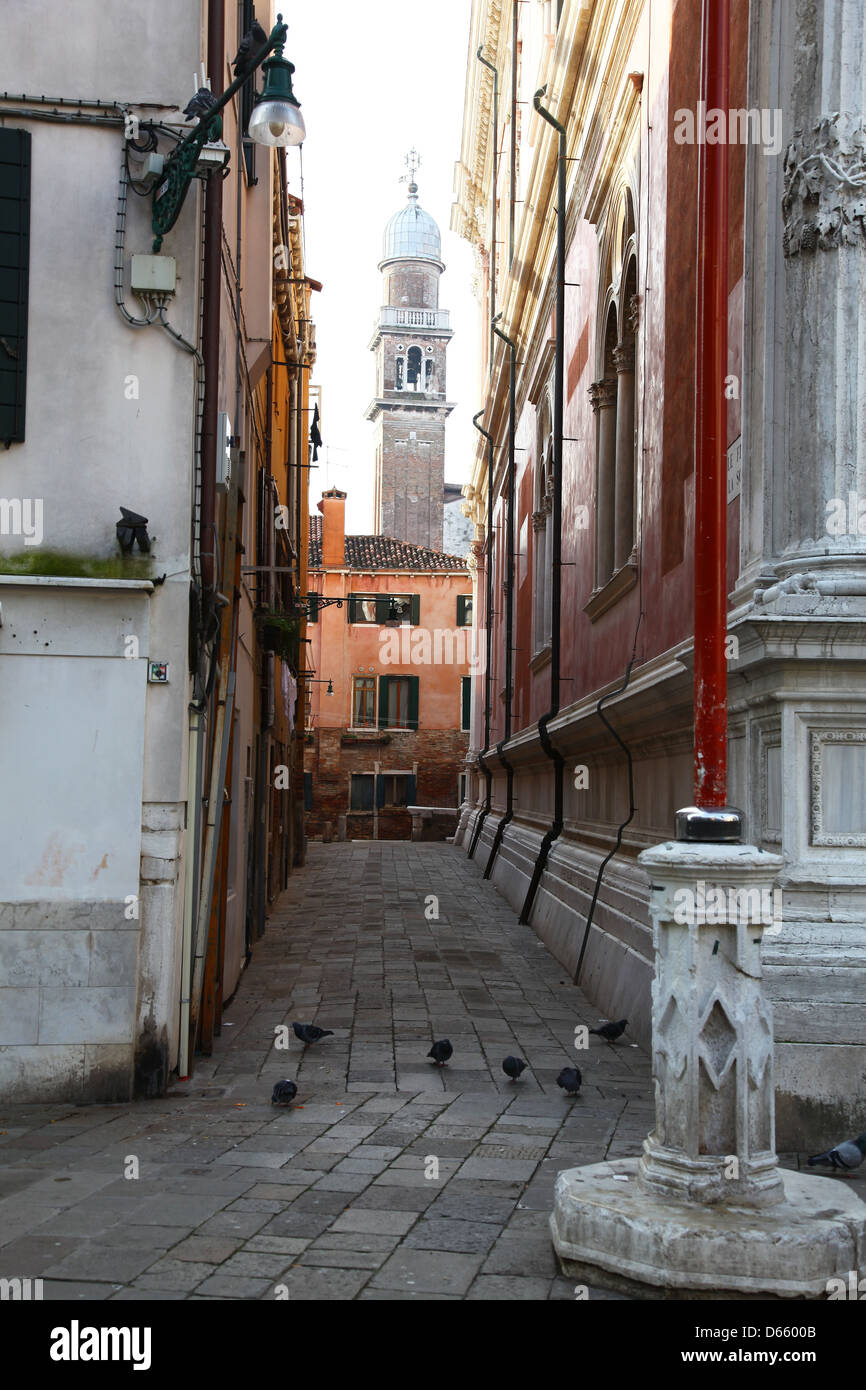 Un campanario Campanile o visto un callejón abajo o al lado de las calle se llama Calle de flanco de la Scuola Venecia Italia Foto de stock