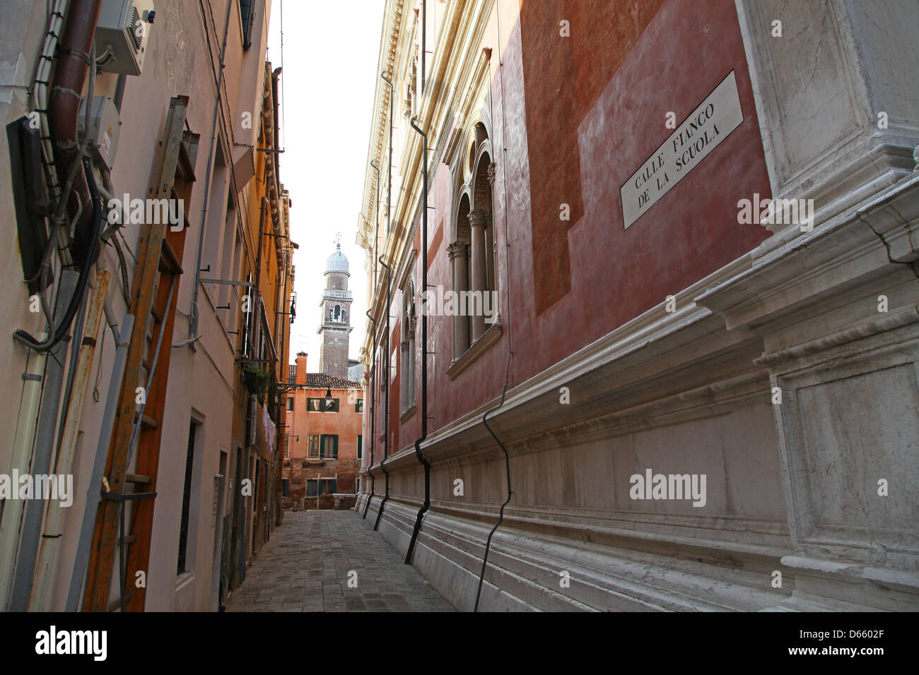 Un campanario Campanile o visto un callejón abajo o al lado de las calle se llama Calle de flanco de la Scuola Venecia Italia Foto de stock