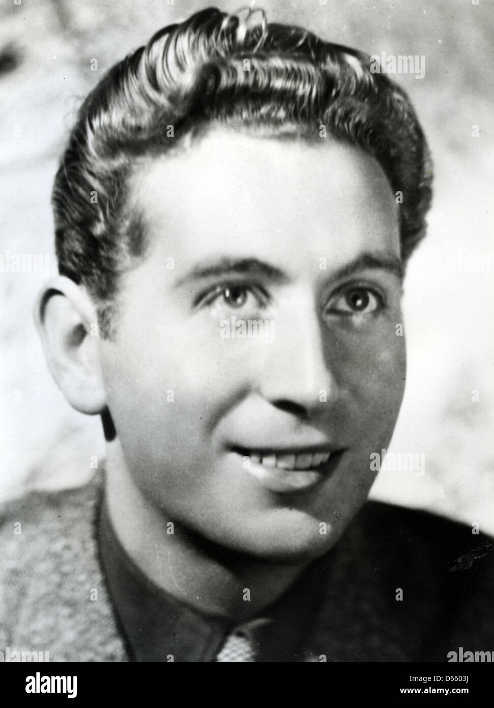 CHARLES TRENET (1913-2001) cantante y compositor francés Foto de stock