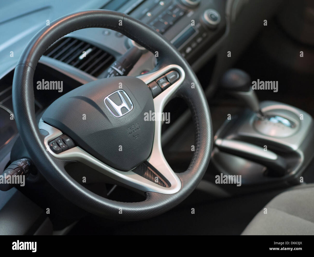 toque de Identidad Honda Civic Híbrido interior con volante y palanca de velocidades automática  Fotografía de stock - Alamy