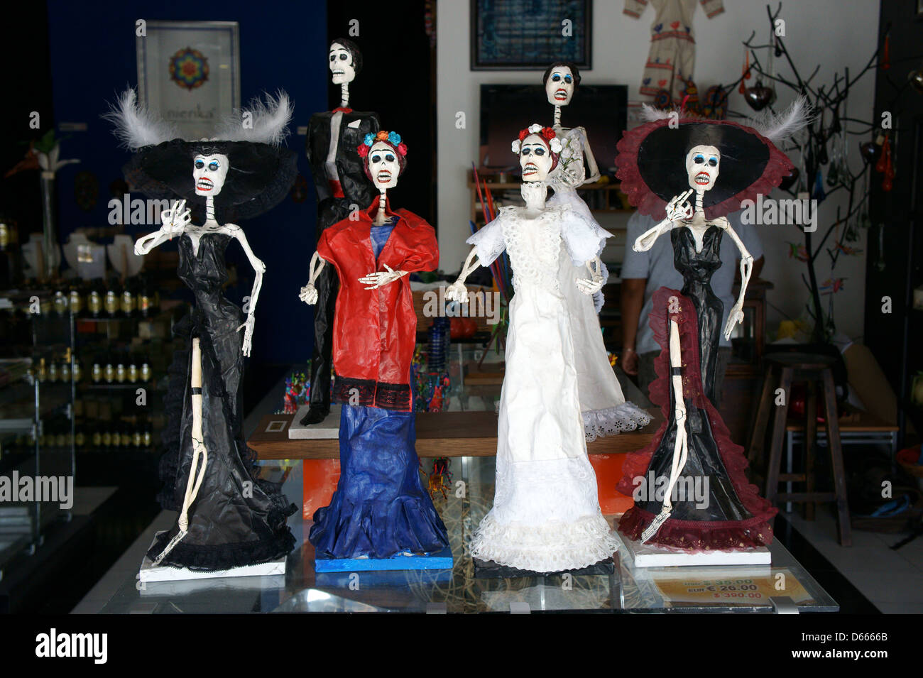 Catrina mexicana cifras en el Mercado 28 recuerdos y artesanías mercado en Cancún, México Foto de stock