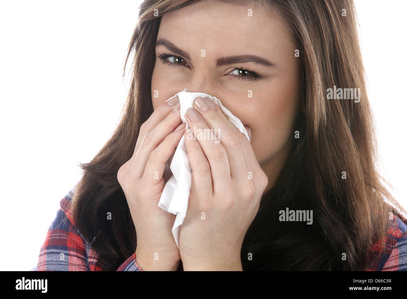 Mujer joven con temperatura y tos, mostrando síntomas de coronavirus o Covid-19 infección respiratoria contagiosa, aislada en blanco Foto de stock