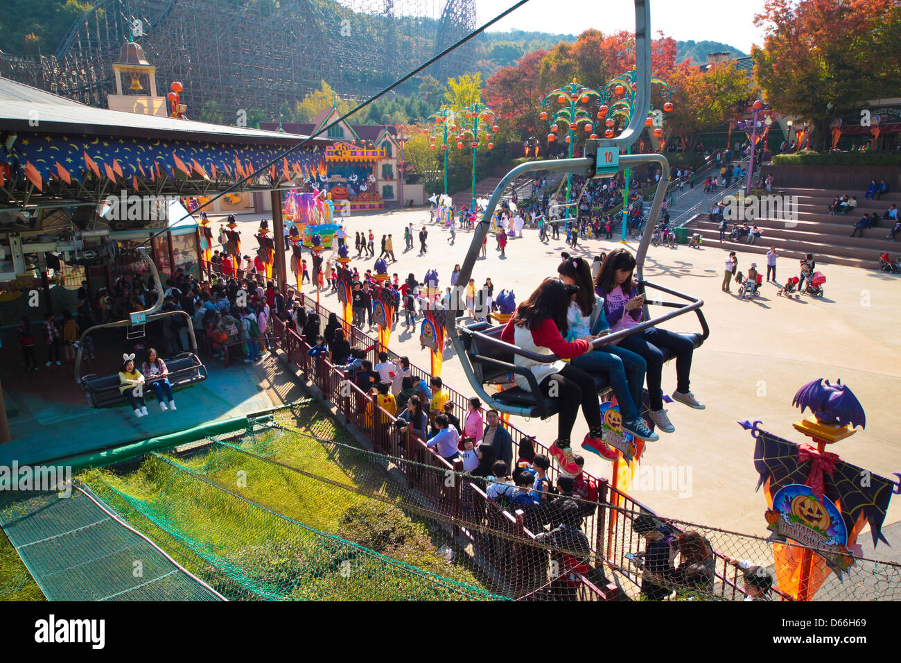 Niños en telesilla en el parque de atracciones Everland en Yongin, Corea del Sur. Foto de stock