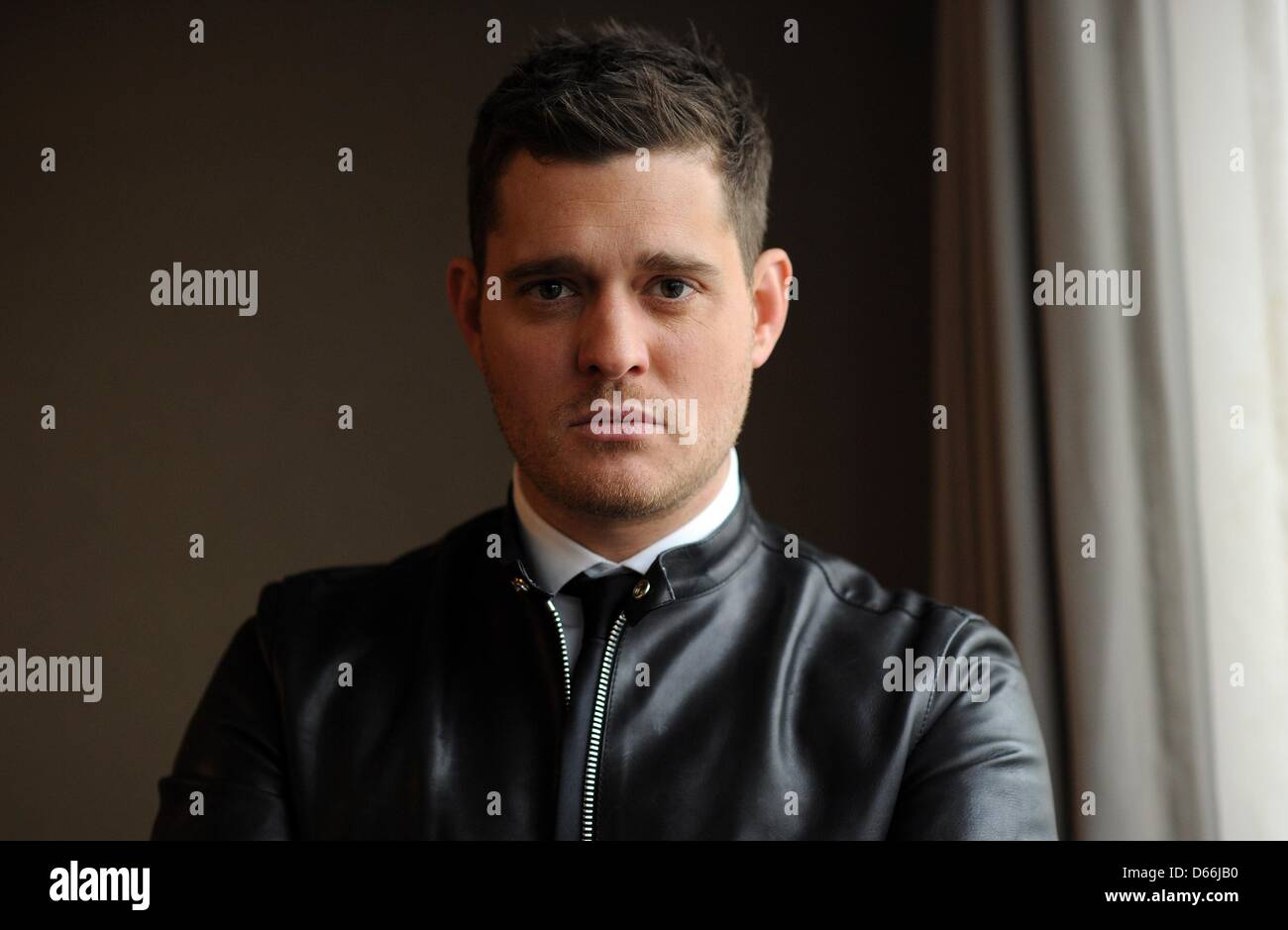 Cantante Michael Bublé posa para la cámara durante una entrevista con la  agencia de prensa alemana dpa en Colonia, Alemania, el 10 de abril de 2013.  Foto: Henning Kaiser Fotografía de stock - Alamy