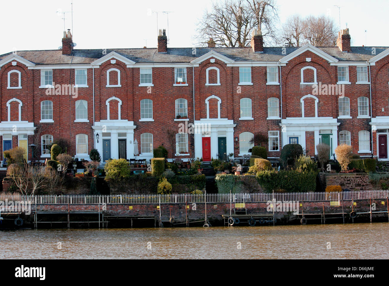 Fila de bellas casas unifamiliares con jardines llegando a la orilla en Chester en el REINO UNIDO Foto de stock