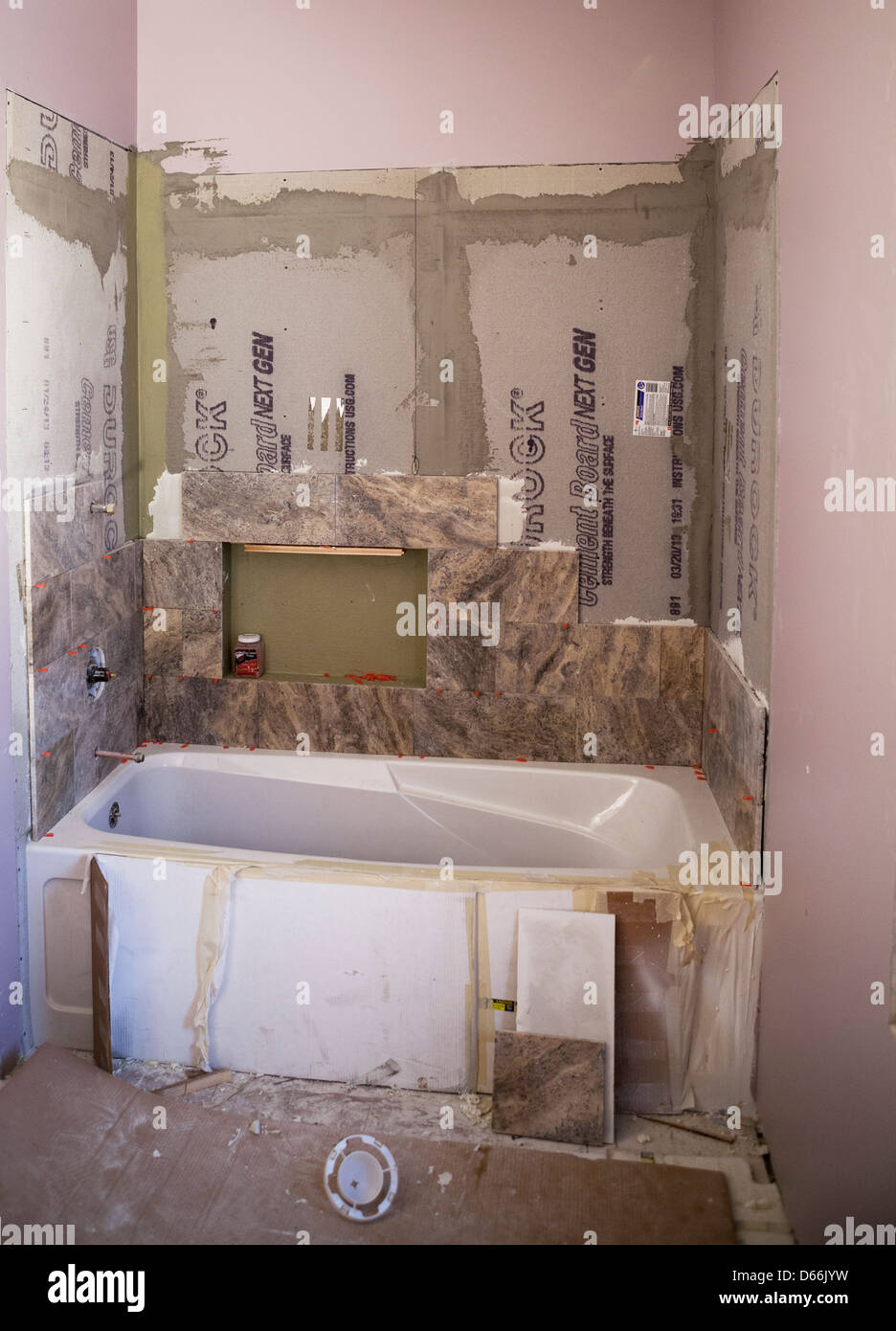 Una casa excluida obtiene una transformación completa en cada habitación, incluyendo este cuarto de baño. Foto de stock