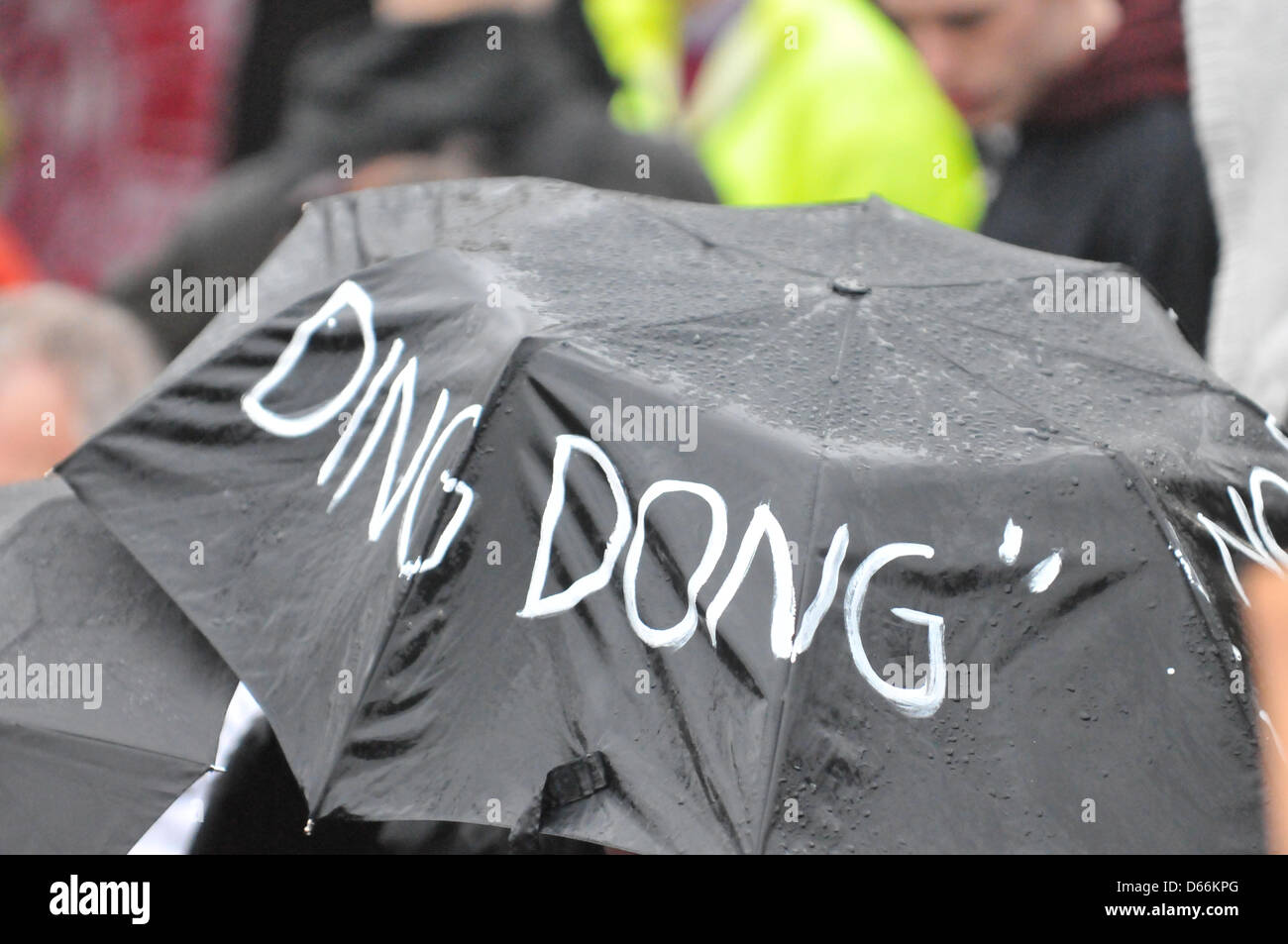 Trafalgar Square, Londres, Reino Unido. El 13 de abril de 2013. Un paraguas  con "ding dong" escrito en él haciendo referencia a la canción en los  gráficos. La protesta en Trafalgar Square
