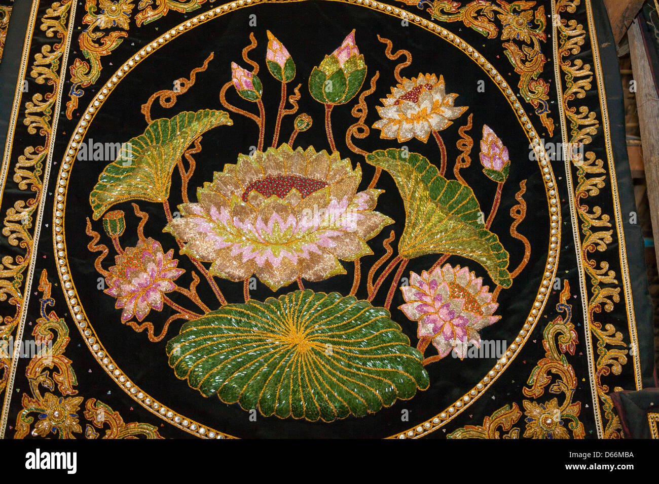 Tela bordada representando flores de loto, Mandalay, Myanmar (Birmania) Foto de stock