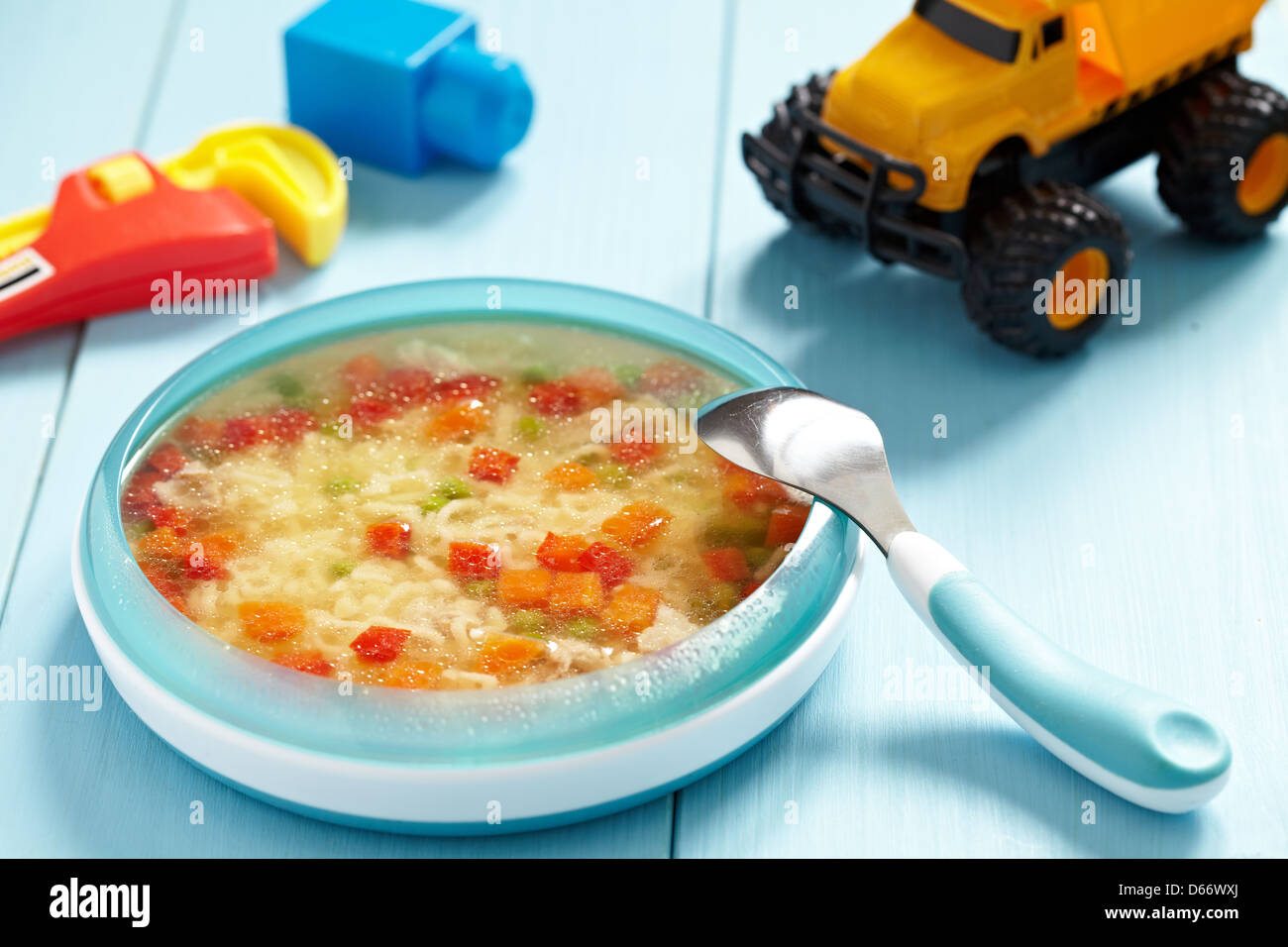 Sopa de pollo para el bebé Foto de stock