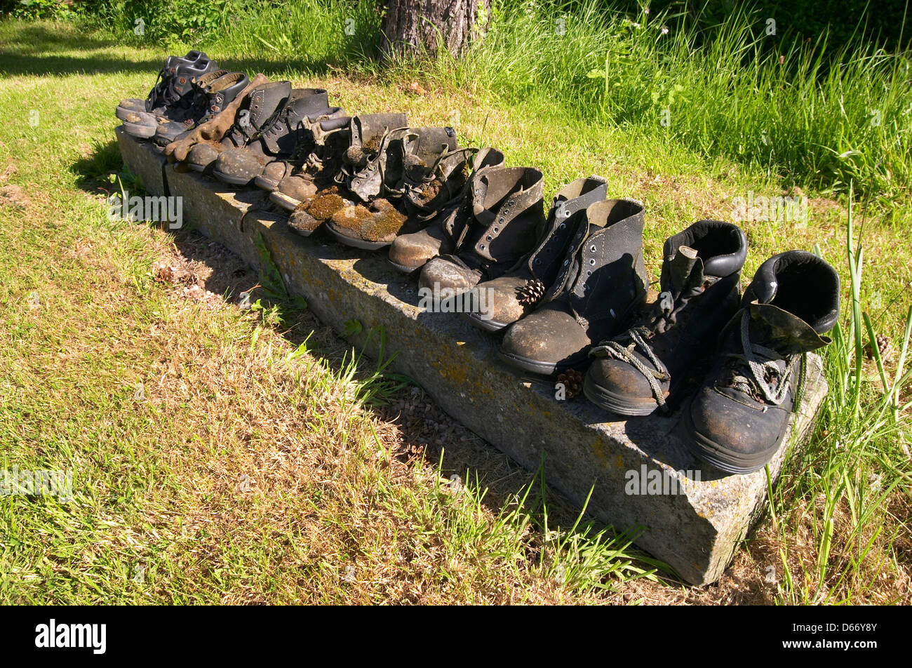 Una fila de viejas las botas de trabajo Foto de stock