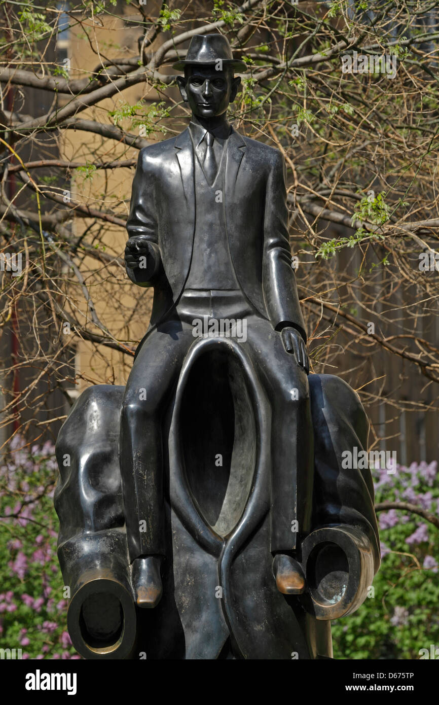 Estatua de Franz Kafka por Jaroslav Rona de 2003 en el Barrio Judío de Praga. Foto de stock