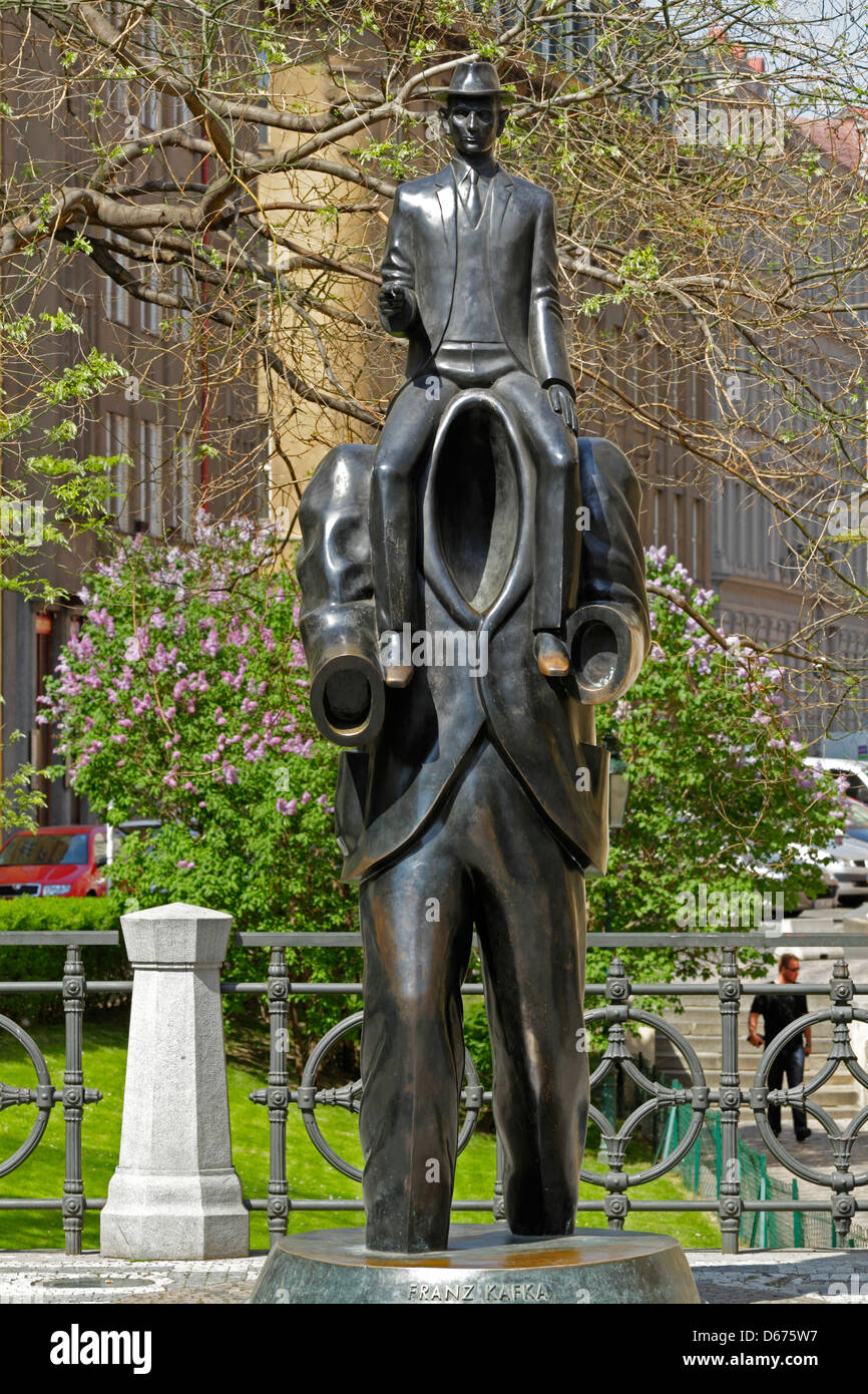Estatua de Franz Kafka por Jaroslav Rona de 2003 en el Barrio Judío de Praga. Foto de stock