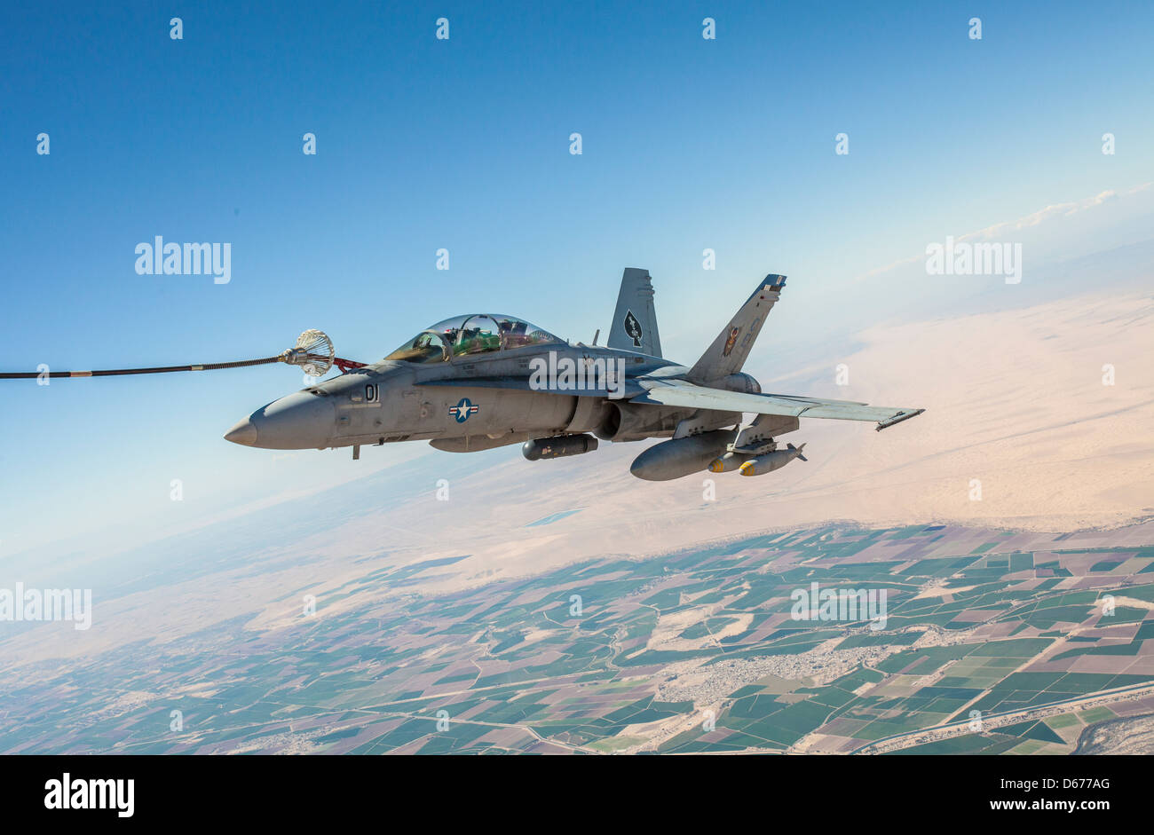 El mayor Eric Geyer, instructor de Hornet F-18 con el Escuadrón 1 de armas y tácticas de Aviación Marina, y el Capitán Kyle Haire, también instructor de Hornet F-18 con MAWTS-1, entrenan en sus aviones durante el curso de instructores de armas y tácticas de primavera organizado por MAWTS-1 en la Estación Aérea del cuerpo de Infantería de Marina Yuma, Arizona, marzo de 30. WTI se aloja dos veces al año, una vez en la primavera y otra en el otoño. Foto de stock