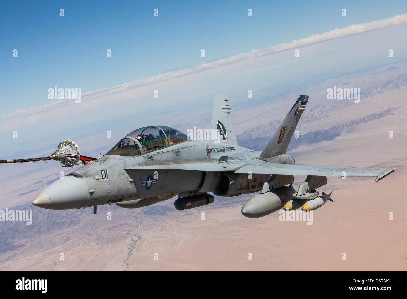 El mayor Eric Geyer, instructor de Hornet F-18 con el Escuadrón 1 de armas y tácticas de Aviación Marina, y el Capitán Kyle Haire, también instructor de Hornet F-18 con MAWTS-1, entrenan en sus aviones durante el curso de instructores de armas y tácticas de primavera organizado por MAWTS-1 en la Estación Aérea del cuerpo de Infantería de Marina Yuma, Arizona, marzo de 30. WTI se aloja dos veces al año, una vez en la primavera y otra en el otoño. Foto de stock