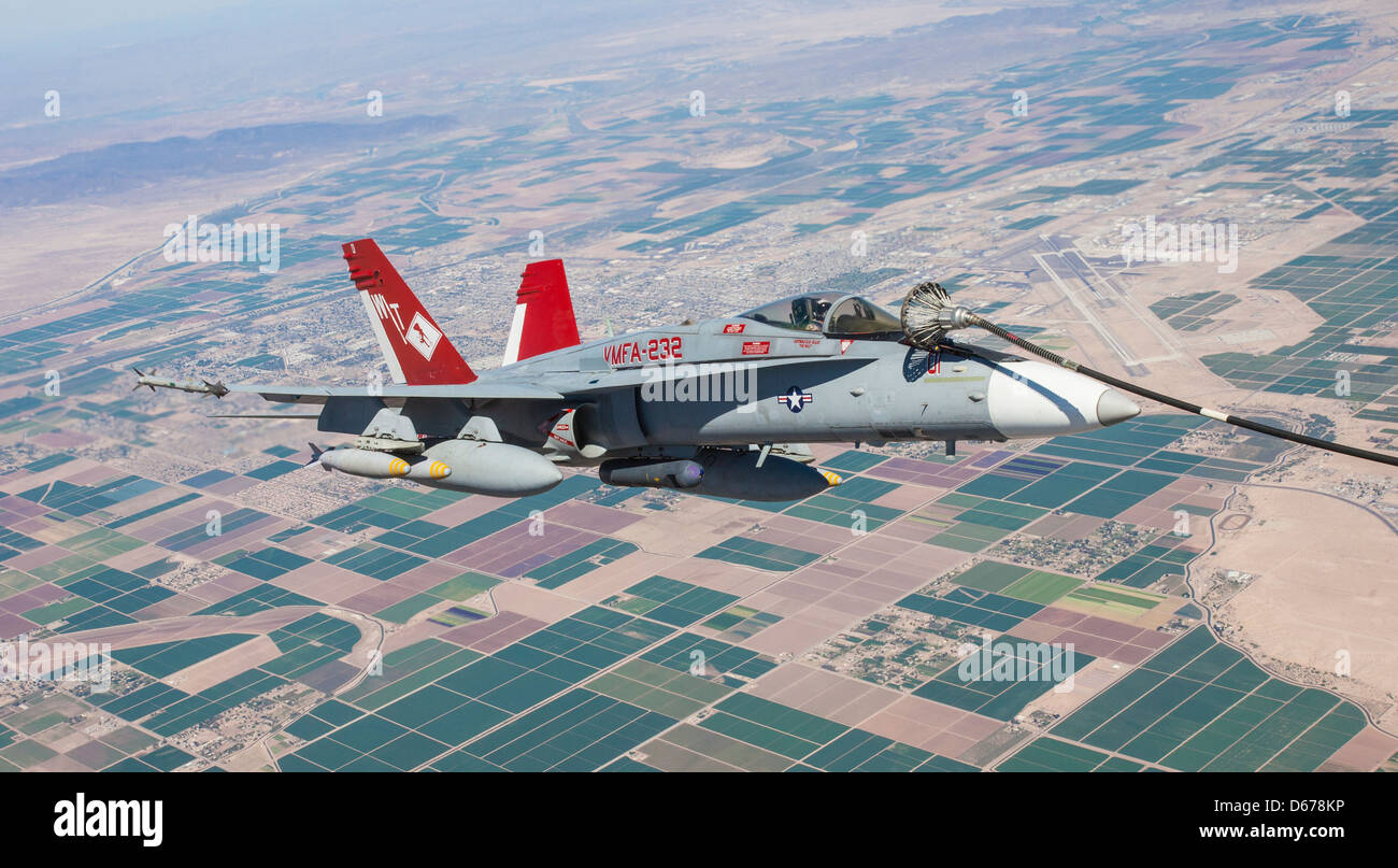 El mayor Clint Webber, jefe del departamento de aviación táctica del escuadrón 1 de armas y tácticas de aviación marina, entrena en un F-18 Hornet durante el curso de instructores de armas y tácticas de primavera organizado por MAWTS-1 en la Estación Aérea del cuerpo de Infantería de Marina Yuma, Arizona, marzo de 30. WTI es una evolución de entrenamiento diseñada para promover las mejores habilidades posibles en los aviadores del cuerpo de Infantería de Marina de hoy. Foto de stock