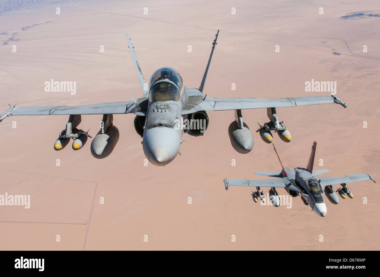 El mayor Eric Geyer, un instructor de Hornet F-18 con el Escuadrón 1 de armas de Aviación Marina y tácticas, y el Capitán Kyle Haire, también un instructor de Hornet F-18 con MAWTS-1, arriba a la izquierda, Y el mayor Clint Webber, el departamento de aviación táctica jefe de MAWTS-1, abajo a la derecha, entrena en sus aviones durante el curso de primavera de instructores de armas y tácticas organizado por MAWTS-1 en la Estación Aérea del cuerpo de Infantería de Marina Yuma, Arizona, marzo de 30. WTI se aloja dos veces al año, una vez en la primavera y otra en el otoño. Foto de stock
