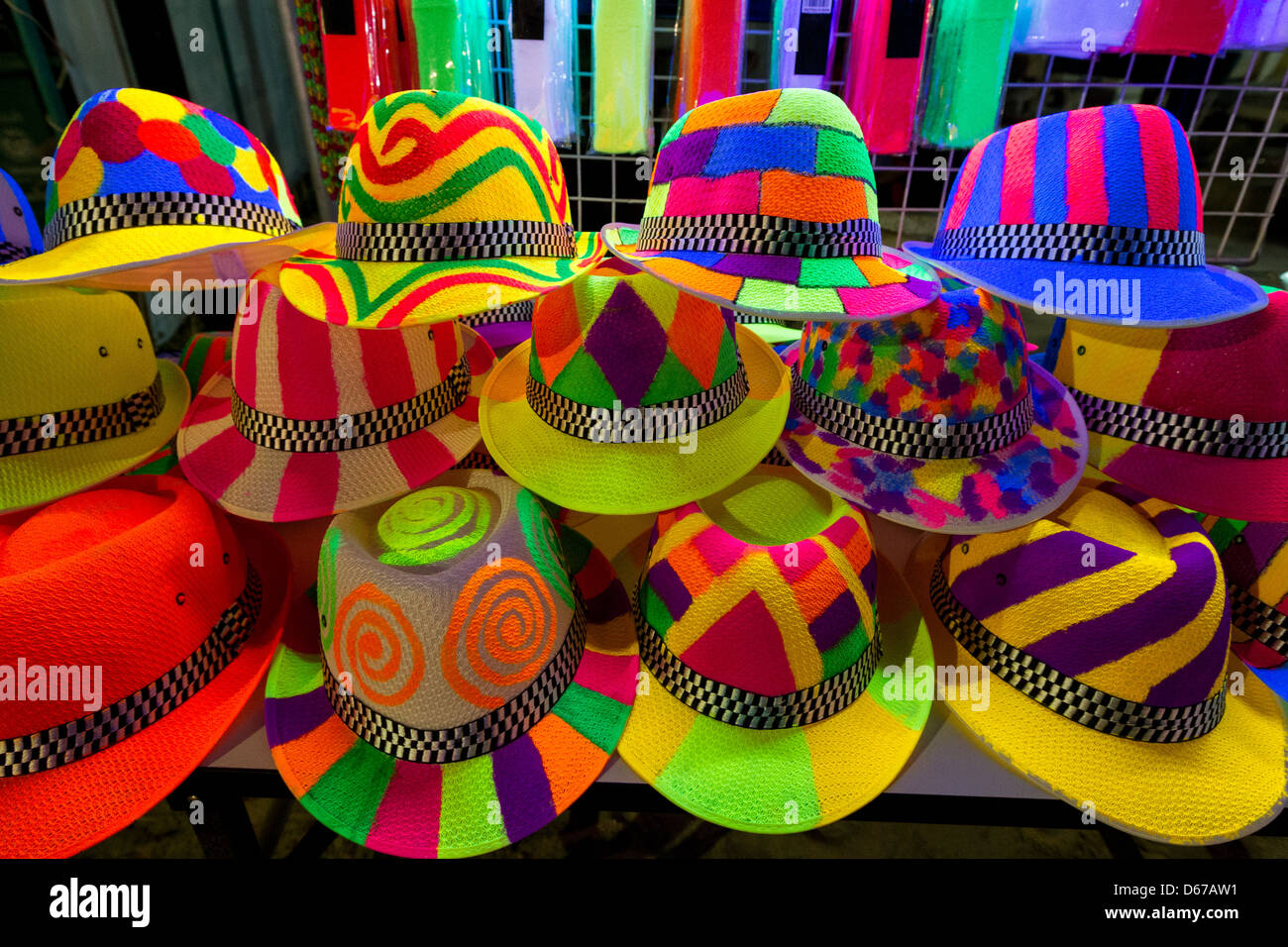 Colorido y brillante para loco nightparty sombreros Fotografía de stock -  Alamy