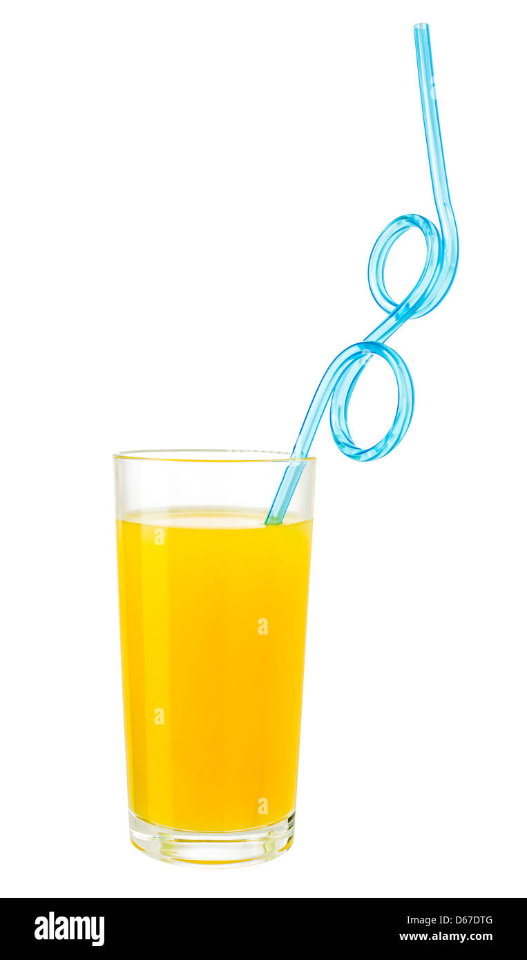 Beber zumo de naranja con la paja en vidrio aislado en blanco con trazado de recorte incluido Foto de stock