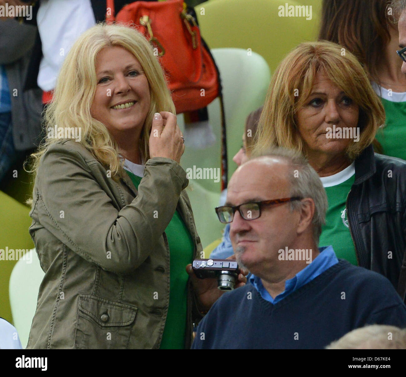 Daniela Loew (L), esposa del entrenador alemán Joachim Löw, en el stand  antes de la UEFA EURO 2012 en cuartos de final de Fútbol Alemania vs Grecia  en el Arena Gdansk en