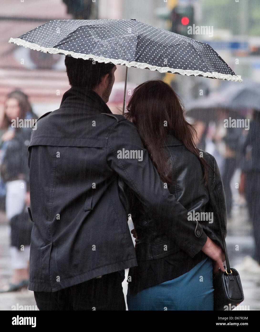 Una pareja con un paraguas, camina a través de la lluvia en Berlín,  Alemania, 27 de junio de 2012. Según la regla de los agricultores, si llueve  sobre traviesas de siete días,