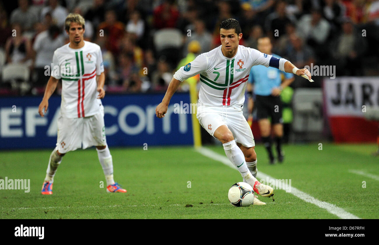 El Portugues Cristiano Ronaldo R En Accion Durante La Uefa Euro 2012 Semi Final De Futbol Portugal Vs Espana En El Donbass Arena De Donetsk Ucrania 27 De Junio De 2012 Foto Thomas