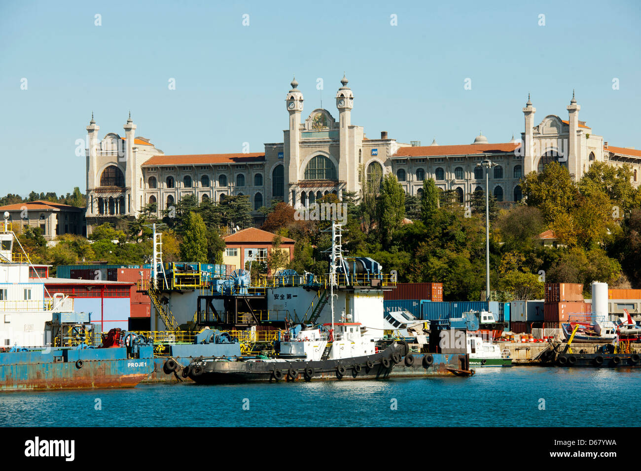 Türkei, Estambul, Üsküdar, Industrie-Hafen dahinter die Marmara Universität Foto de stock